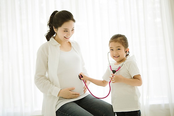 포토 JPG 스튜디오촬영 여자 어린이 가족 청진기 모녀 실내 사랑 서기 미소 앉기 상반신 성인 두명 30대 희망 다정 임산부 한국인 설레임 소통 여자만 국내포토 딸 감정 컨셉 관계 의료기기 모션 엄마 표정 사람 동양인 내부 장년 임신 파일형식