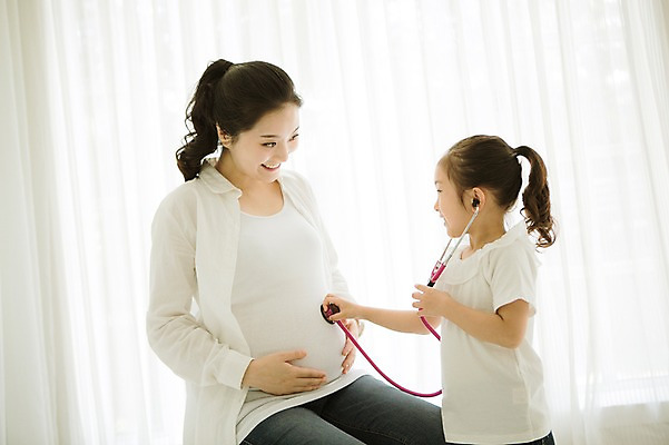 포토 JPG 스튜디오촬영 여자 어린이 가족 모녀 실내 사랑 서기 미소 앉기 상반신 성인 두명 옆모습 30대 희망 다정 임산부 한국인 설레임 소통 여자만 국내포토 딸 감정 뷰포인트 컨셉 관계 모션 엄마 표정 사람 동양인 내부 장년 임신 파일형식 인종