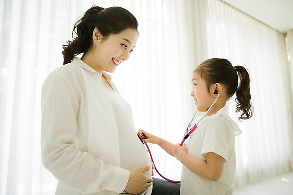 포토 JPG 스튜디오촬영 여자 어린이 가족 청진기 모녀 실내 사랑 서기 미소 앉기 상반신 성인 두명 옆모습 30대 마주보기 희망 다정 임산부 한국인 설레임 소통 여자만 국내포토 딸 감정 뷰포인트 컨셉 관계 의료기기 모션 엄마 표정 사람 동양인 내부 장년 임신 파일형식 의학 인종