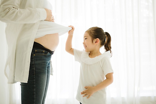 포토 JPG 스튜디오촬영 응시 여자 어린이 가족 모녀 실내 서기 상반신 성인 두명 옆모습 30대 희망 다정 임산부 한국인 호기심 설레임 소통 복부 여자만 국내포토 시선 딸 감정 뷰포인트 컨셉 관계 모션 엄마 사람 동양인 내부 신체부위 장년 임신 파일형식