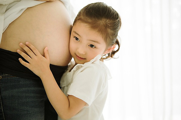 포토 JPG 스튜디오촬영 여자 어린이 가족 모녀 실내 서기 상반신 성인 두명 옆모습 30대 희망 다정 임산부 듣기 한국인 호기심 설레임 소통 복부 여자만 국내포토 딸 감정 뷰포인트 컨셉 관계 모션 엄마 사람 동양인 내부 신체부위 장년 임신 파일형식