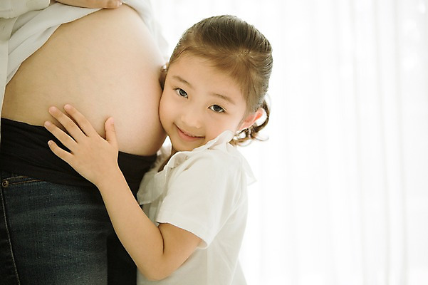 포토 JPG 스튜디오촬영 여자 어린이 가족 모녀 실내 서기 미소 성인 두명 옆모습 30대 희망 다정 임산부 듣기 한국인 호기심 설레임 소통 복부 여자만 국내포토 딸 감정 뷰포인트 컨셉 관계 모션 엄마 표정 사람 동양인 내부 신체부위 장년 임신 파일형식