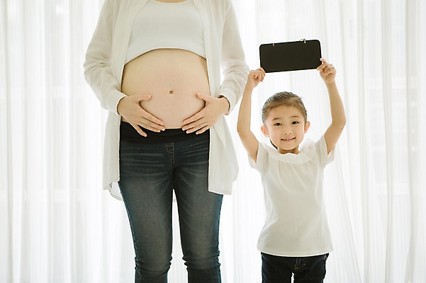 포토 JPG 스튜디오촬영 여자 어린이 가족 모녀 알림판 실내 서기 미소 들기 상반신 성인 두명 앞모습 30대 희망 다정 임산부 한국인 즐거움 설레임 소통 여자만 국내포토 딸 감정 뷰포인트 컨셉 관계 모션 엄마 표정 사람 동양인 내부 장년 임신 파일형식