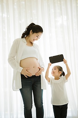 포토 JPG 스튜디오촬영 여자 어린이 가족 모녀 알림판 실내 서기 미소 들기 상반신 성인 두명 앞모습 30대 희망 다정 임산부 한국인 즐거움 설레임 소통 여자만 국내포토 딸 감정 뷰포인트 컨셉 관계 모션 엄마 표정 사람 동양인 내부 장년 임신 파일형식