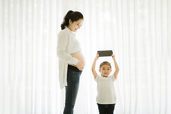 포토 JPG 스튜디오촬영 여자 어린이 가족 모녀 알림판 실내 서기 들기 상반신 성인 두명 앞모습 옆모습 30대 희망 다정 임산부 한국인 즐거움 설레임 소통 여자만 국내포토 딸 감정 뷰포인트 컨셉 관계 모션 엄마 사람 동양인 내부 장년 임신 파일형식