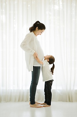 포토 JPG 스튜디오촬영 전신 여자 행복 어린이 가족 포옹 모녀 실내 사랑 서기 미소 성인 두명 옆모습 30대 희망 다정 임산부 한국인 설레임 소통 여자만 국내포토 딸 감정 뷰포인트 컨셉 관계 안기 모션 엄마 표정 사람 동양인 내부 장년 임신 파일형식