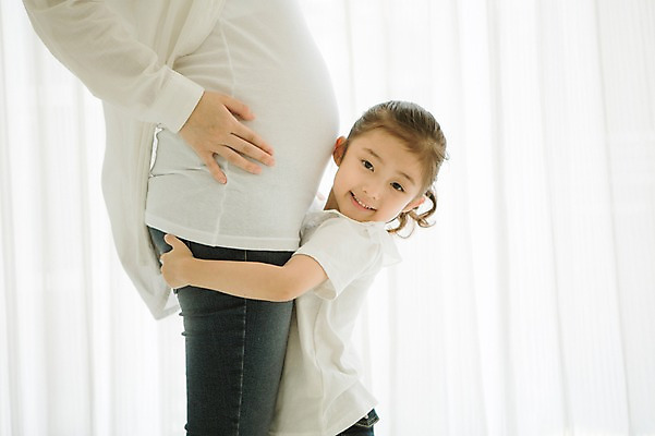 포토 JPG 스튜디오촬영 여자 어린이 가족 포옹 모녀 실내 사랑 서기 미소 상반신 성인 두명 옆모습 30대 희망 다정 임산부 한국인 설레임 소통 복부 여자만 국내포토 딸 감정 뷰포인트 컨셉 관계 안기 모션 엄마 표정 사람 동양인 내부 신체부위 장년 임신 파일형식