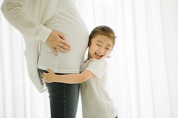 포토 JPG 스튜디오촬영 여자 행복 어린이 가족 포옹 모녀 실내 사랑 서기 미소 상반신 성인 두명 옆모습 30대 희망 다정 임산부 한국인 설레임 소통 여자만 국내포토 딸 감정 뷰포인트 컨셉 관계 안기 모션 엄마 표정 사람 동양인 내부 장년 임신 파일형식