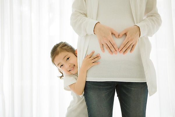 포토 JPG 스튜디오촬영 여자 어린이 가족 모녀 실내 사랑 서기 미소 상반신 성인 두명 앞모습 30대 희망 다정 임산부 한국인 설레임 손하트 소통 숨기 여자만 국내포토 딸 감정 뷰포인트 컨셉 관계 모션 엄마 표정 사람 동양인 손짓 내부 장년 임신 파일형식