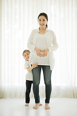 포토 JPG 스튜디오촬영 전신 여자 어린이 가족 모녀 실내 사랑 서기 미소 성인 두명 앞모습 30대 희망 다정 임산부 한국인 설레임 손하트 소통 여자만 국내포토 딸 감정 뷰포인트 컨셉 관계 모션 엄마 표정 사람 동양인 손짓 내부 장년 임신 파일형식