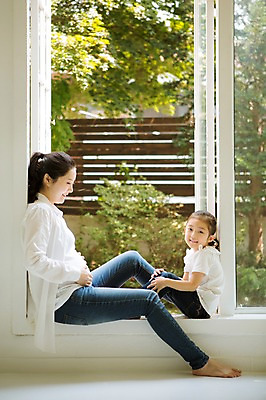 포토 JPG 스튜디오촬영 전신 여자 행복 어린이 가족 모녀 실내 미소 앉기 성인 두명 옆모습 30대 희망 다정 임산부 한국인 창가 즐거움 설레임 소통 여자만 국내포토 딸 감정 뷰포인트 컨셉 창문 관계 모션 엄마 표정 사람 동양인 내부 장년 임신 파일형식