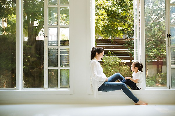 포토 JPG 스튜디오촬영 전신 여자 어린이 가족 모녀 실내 앉기 성인 두명 옆모습 30대 희망 다정 임산부 한국인 창가 즐거움 설레임 소통 여자만 국내포토 딸 감정 뷰포인트 컨셉 창문 관계 모션 엄마 사람 동양인 내부 장년 임신 파일형식