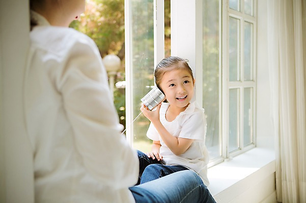 포토 JPG 스튜디오촬영 여자 어린이 장난 가족 모녀 실내 미소 들기 앉기 상반신 성인 두명 앞모습 뒷모습 30대 희망 다정 임산부 한국인 실전화기 창가 즐거움 설레임 소통 여자만 국내포토 딸 감정 뷰포인트 컨셉 창문 관계 모션 엄마 표정 사람 동양인 내부 장년 임신 파일형식