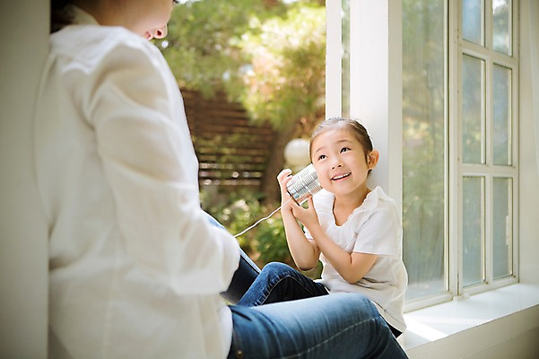 포토 JPG 스튜디오촬영 여자 어린이 장난 가족 모녀 실내 미소 들기 앉기 상반신 성인 두명 옆모습 30대 희망 다정 임산부 한국인 실전화기 창가 즐거움 설레임 소통 여자만 국내포토 딸 감정 뷰포인트 컨셉 창문 관계 모션 엄마 표정 사람 동양인 내부 장년 임신 파일형식