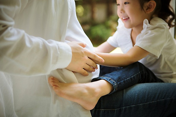 포토 JPG 스튜디오촬영 여자 어린이 가족 모녀 실내 사랑 미소 앉기 상반신 성인 두명 옆모습 30대 손잡기 희망 다정 임산부 한국인 창가 설레임 소통 여자만 국내포토 딸 감정 뷰포인트 컨셉 창문 관계 모션 엄마 표정 사람 동양인 내부 장년 임신 파일형식