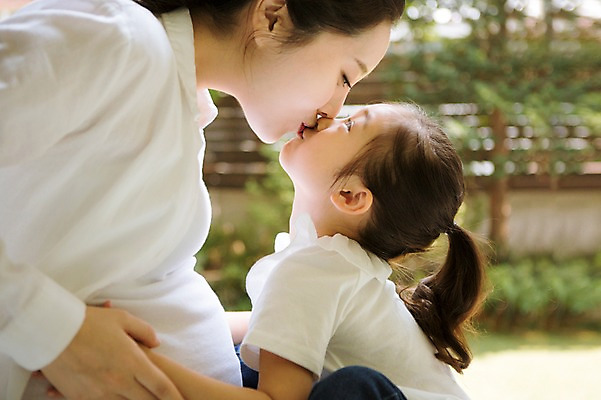 포토 JPG 스튜디오촬영 여자 어린이 가족 모녀 키스 실내 사랑 앉기 상반신 성인 두명 옆모습 30대 희망 다정 임산부 한국인 창가 설레임 소통 여자만 국내포토 딸 감정 뷰포인트 컨셉 창문 관계 모션 엄마 사람 동양인 내부 장년 임신 애정표현 파일형식