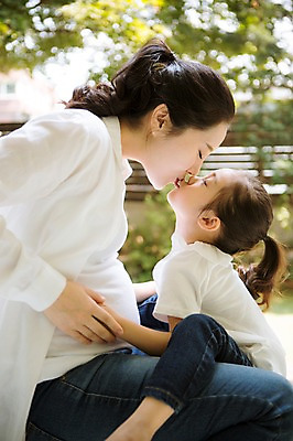 포토 JPG 스튜디오촬영 여자 어린이 가족 모녀 키스 실내 사랑 앉기 상반신 성인 두명 옆모습 30대 희망 다정 임산부 한국인 설레임 소통 여자만 국내포토 딸 감정 뷰포인트 컨셉 관계 모션 엄마 사람 동양인 내부 장년 임신 애정표현 파일형식