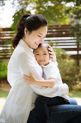 포토 JPG 스튜디오촬영 여자 어린이 가족 포옹 모녀 실내 사랑 미소 앉기 상반신 성인 두명 옆모습 30대 희망 화목 다정 임산부 한국인 창가 설레임 소통 여자만 국내포토 딸 감정 뷰포인트 컨셉 창문 관계 안기 모션 엄마 표정 사람 동양인 내부 장년 임신 파일형식