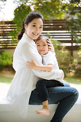 포토 JPG 스튜디오촬영 전신 여자 어린이 가족 포옹 모녀 실내 사랑 미소 앉기 상반신 성인 두명 옆모습 30대 희망 화목 다정 임산부 한국인 창가 설레임 소통 여자만 국내포토 딸 감정 뷰포인트 컨셉 창문 관계 안기 모션 엄마 표정 사람 동양인 내부 장년 임신 파일형식