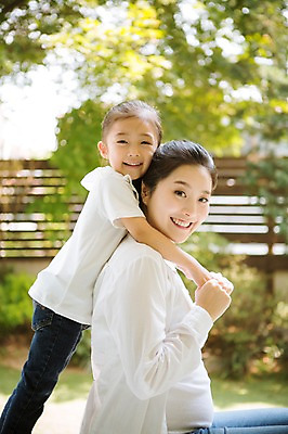 포토 JPG 스튜디오촬영 여자 어린이 가족 모녀 실내 서기 미소 앉기 상반신 성인 두명 옆모습 30대 희망 화목 다정 임산부 한국인 창가 설레임 소통 여자만 국내포토 딸 감정 뷰포인트 컨셉 창문 관계 모션 엄마 표정 사람 동양인 내부 장년 임신 파일형식