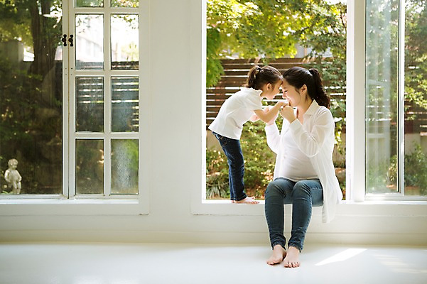 포토 JPG 스튜디오촬영 전신 여자 어린이 가족 모녀 실내 사랑 서기 앉기 성인 두명 옆모습 30대 손잡기 희망 화목 다정 임산부 한국인 창가 설레임 이마맞대기 소통 여자만 국내포토 딸 감정 뷰포인트 컨셉 창문 관계 모션 엄마 사람 동양인 내부 장년 임신 얼굴맞대기 파일형식