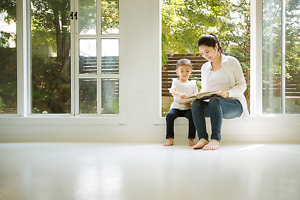 포토 JPG 스튜디오촬영 전신 여자 어린이 가족 모녀 실내 들기 앉기 성인 두명 앞모습 30대 희망 화목 다정 임산부 한국인 창가 동화책 설레임 소통 여자만 국내포토 딸 감정 뷰포인트 컨셉 창문 관계 모션 엄마 사람 동양인 내부 책 장년 임신 파일형식