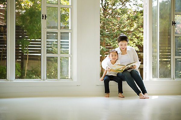 포토 JPG 스튜디오촬영 전신 여자 어린이 가족 모녀 실내 들기 앉기 성인 두명 앞모습 30대 희망 화목 다정 임산부 한국인 창가 동화책 설레임 소통 여자만 국내포토 딸 감정 뷰포인트 컨셉 창문 관계 모션 엄마 사람 동양인 내부 책 장년 임신 파일형식