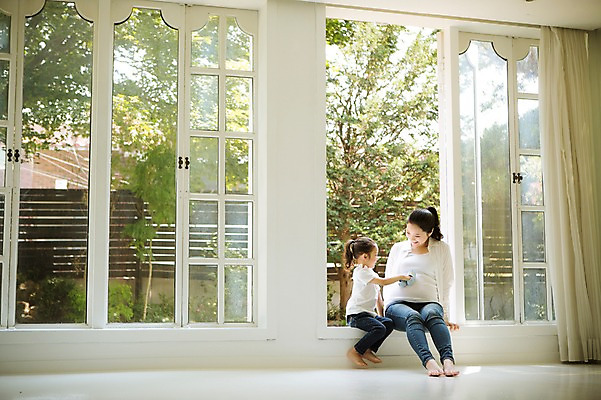 포토 JPG 스튜디오촬영 전신 여자 어린이 가족 모녀 실내 들기 앉기 성인 두명 앞모습 30대 희망 화목 다정 임산부 한국인 창가 아기신발 설레임 소통 여자만 국내포토 딸 감정 뷰포인트 신발 컨셉 창문 관계 모션 엄마 사람 동양인 내부 장년 임신 아기용품 파일형식