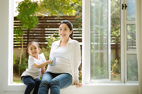 포토 JPG 스튜디오촬영 여자 어린이 가족 모녀 실내 미소 들기 앉기 상반신 성인 두명 앞모습 30대 희망 화목 다정 임산부 한국인 창가 아기신발 설레임 소통 여자만 국내포토 딸 감정 뷰포인트 신발 컨셉 창문 관계 모션 엄마 표정 사람 동양인 내부 장년 임신 아기용품 파일형식