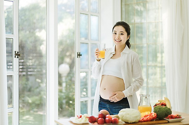 포토 JPG 스튜디오촬영 여자 채소 과일 엄마 실내 건강 한명 서기 들기 상반신 성인 앞모습 30대 희망 임산부 한국인 오렌지주스 준비 설레임 성인여자만 성인여자한명만 장년여자한명만 국내포토 1 감정 뷰포인트 가족 모션 사람 동양인 내부 장년 임신 과일주스 여자만 여자한명만 장년여자만 성인만 파일형식