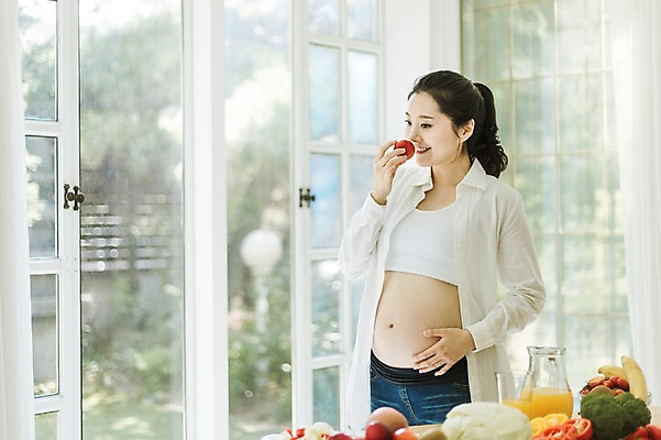 포토 JPG 스튜디오촬영 여자 과일 엄마 실내 건강 한명 서기 미소 들기 상반신 성인 옆모습 30대 희망 임산부 한국인 준비 설레임 성인여자만 성인여자한명만 장년여자한명만 국내포토 1 감정 뷰포인트 가족 모션 표정 사람 동양인 내부 장년 임신 여자만 여자한명만 장년여자만 성인만 파일형식