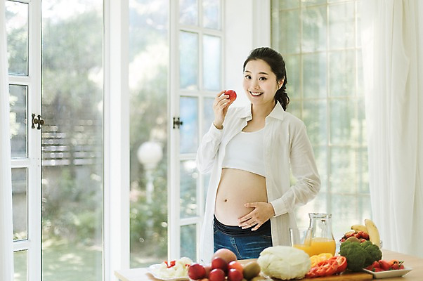 포토 JPG 스튜디오촬영 여자 과일 엄마 실내 건강 한명 서기 미소 들기 상반신 성인 옆모습 30대 희망 임산부 한국인 준비 설레임 성인여자만 성인여자한명만 장년여자한명만 국내포토 1 감정 뷰포인트 가족 모션 표정 사람 동양인 내부 장년 임신 여자만 여자한명만 장년여자만 성인만 파일형식