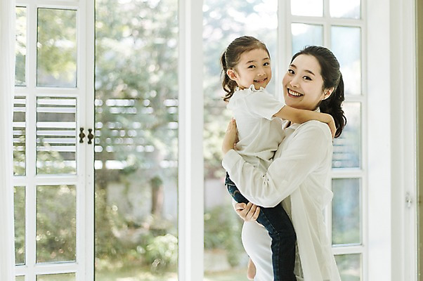 포토 JPG 스튜디오촬영 여자 어린이 가족 안기 모녀 실내 사랑 서기 미소 상반신 성인 두명 옆모습 30대 희망 다정 임산부 한국인 창가 설레임 소통 여자만 들어올리기 국내포토 딸 감정 뷰포인트 컨셉 창문 관계 모션 엄마 표정 사람 동양인 내부 장년 임신 파일형식