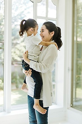 포토 JPG 스튜디오촬영 여자 어린이 가족 안기 모녀 실내 사랑 서기 미소 상반신 성인 두명 옆모습 30대 희망 다정 임산부 한국인 창가 설레임 소통 여자만 들어올리기 국내포토 딸 감정 뷰포인트 컨셉 창문 관계 모션 엄마 표정 사람 동양인 내부 장년 임신 파일형식