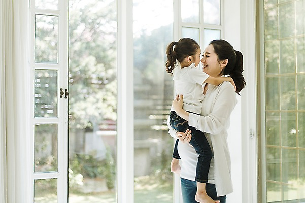 포토 JPG 스튜디오촬영 여자 어린이 가족 안기 모녀 실내 사랑 서기 미소 상반신 성인 두명 옆모습 30대 희망 다정 임산부 한국인 창가 설레임 소통 여자만 들어올리기 국내포토 딸 감정 뷰포인트 컨셉 창문 관계 모션 엄마 표정 사람 동양인 내부 장년 임신 파일형식