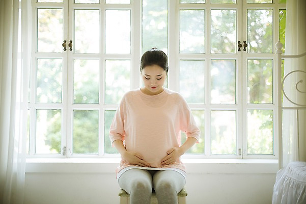 포토 JPG 스튜디오촬영 여자 엄마 실내 사랑 한명 미소 앉기 상반신 성인 앞모습 30대 희망 임산부 한국인 보호 창가 준비 설레임 감싸기 성인여자만 성인여자한명만 장년여자한명만 국내포토 1 감정 뷰포인트 컨셉 창문 가족 모션 표정 사람 동양인 내부 장년 임신 여자만 여자한명만 장년여자만 성인만 파일형식