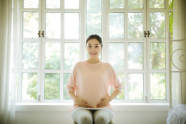 포토 JPG 스튜디오촬영 여자 엄마 실내 사랑 한명 미소 앉기 상반신 성인 앞모습 30대 희망 임산부 한국인 보호 창가 준비 설레임 감싸기 성인여자만 성인여자한명만 장년여자한명만 국내포토 1 감정 뷰포인트 컨셉 창문 가족 모션 표정 사람 동양인 내부 장년 임신 여자만 여자한명만 장년여자만 성인만 파일형식