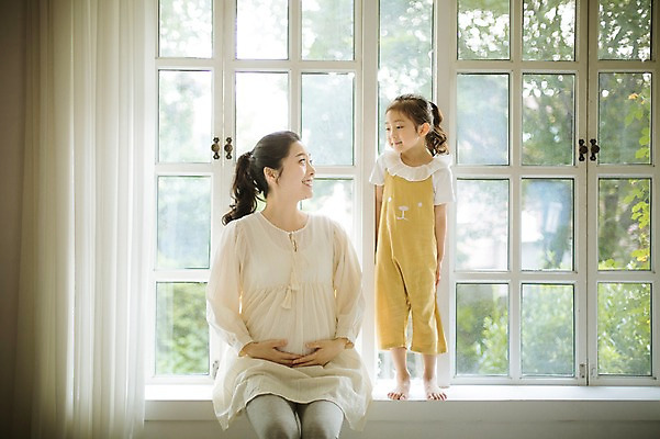 포토 JPG 스튜디오촬영 전신 여자 어린이 가족 모녀 실내 사랑 서기 앉기 상반신 성인 두명 앞모습 30대 희망 화목 다정 임산부 한국인 창가 설레임 소통 여자만 국내포토 딸 감정 뷰포인트 컨셉 창문 관계 모션 엄마 사람 동양인 내부 장년 임신 파일형식