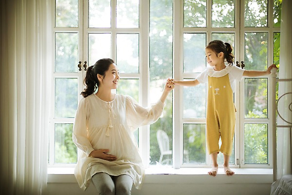 포토 JPG 스튜디오촬영 전신 여자 어린이 가족 모녀 실내 사랑 서기 앉기 상반신 성인 두명 앞모습 30대 손잡기 희망 화목 다정 임산부 한국인 창가 설레임 소통 여자만 국내포토 딸 감정 뷰포인트 컨셉 창문 관계 모션 엄마 사람 동양인 내부 장년 임신 파일형식