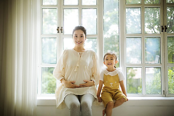 포토 JPG 스튜디오촬영 여자 어린이 가족 모녀 실내 사랑 미소 앉기 상반신 성인 두명 앞모습 30대 희망 화목 다정 임산부 한국인 창가 설레임 소통 여자만 국내포토 딸 감정 뷰포인트 컨셉 창문 관계 모션 엄마 표정 사람 동양인 내부 장년 임신 파일형식