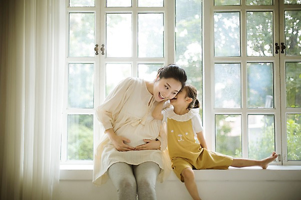 포토 JPG 스튜디오촬영 여자 어린이 가족 모녀 실내 미소 앉기 상반신 성인 두명 앞모습 30대 희망 화목 다정 임산부 한국인 귓속말 창가 설레임 소통 여자만 국내포토 딸 감정 뷰포인트 컨셉 창문 관계 모션 엄마 표정 사람 동양인 내부 장년 임신 파일형식