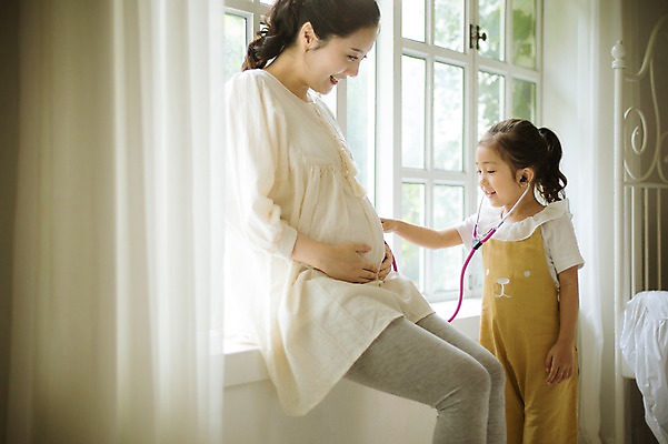 포토 JPG 스튜디오촬영 여자 어린이 가족 청진기 모녀 실내 서기 미소 앉기 상반신 성인 두명 옆모습 30대 희망 화목 다정 임산부 한국인 창가 즐거움 설레임 소통 여자만 국내포토 딸 감정 뷰포인트 컨셉 창문 관계 의료기기 모션 엄마 표정 사람 동양인 내부 장년 임신 파일형식