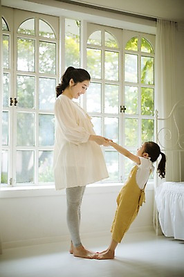 포토 JPG 스튜디오촬영 전신 여자 어린이 장난 가족 모녀 실내 서기 성인 두명 옆모습 30대 손잡기 희망 화목 다정 임산부 한국인 즐거움 설레임 소통 여자만 국내포토 딸 감정 뷰포인트 컨셉 관계 모션 엄마 사람 동양인 내부 장년 임신 파일형식