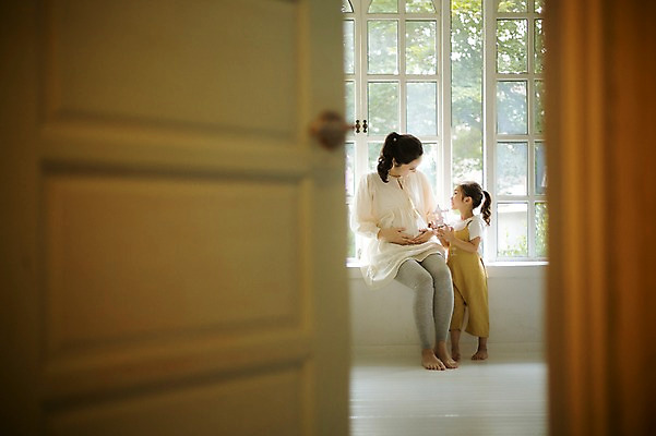 포토 JPG 스튜디오촬영 전신 여자 어린이 장난 가족 모녀 실내 서기 앉기 성인 두명 앞모습 30대 희망 화목 다정 임산부 한국인 즐거움 설레임 소통 여자만 국내포토 딸 감정 뷰포인트 컨셉 관계 모션 엄마 사람 동양인 내부 장년 임신 파일형식