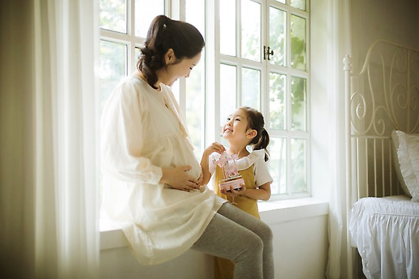 포토 JPG 스튜디오촬영 여자 어린이 장난 가족 모녀 실내 서기 들기 앉기 성인 두명 30대 장난감 희망 화목 다정 임산부 한국인 창가 즐거움 설레임 소통 여자만 국내포토 딸 감정 컨셉 창문 관계 모션 엄마 사람 동양인 내부 장년 임신 파일형식