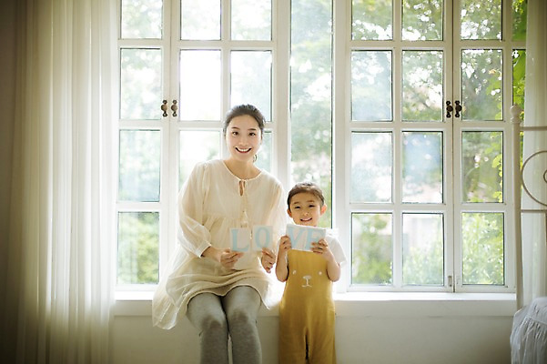 포토 JPG 스튜디오촬영 여자 어린이 장난 가족 모녀 실내 서기 미소 들기 앉기 상반신 성인 두명 앞모습 30대 희망 화목 다정 임산부 한국인 창가 즐거움 설레임 소통 여자만 국내포토 딸 감정 뷰포인트 컨셉 창문 관계 모션 엄마 표정 사람 동양인 내부 장년 임신 파일형식