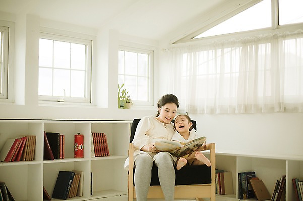 포토 JPG 스튜디오촬영 여자 어린이 가족 모녀 실내 앉기 상반신 성인 두명 앞모습 30대 희망 다정 임산부 한국인 서재 즐거움 동화책 설레임 소통 여자만 국내포토 딸 감정 뷰포인트 컨셉 관계 모션 엄마 사람 동양인 내부 책 장년 임신 파일형식