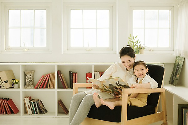 포토 JPG 스튜디오촬영 전신 여자 어린이 가족 모녀 실내 미소 앉기 상반신 성인 두명 앞모습 30대 희망 다정 임산부 한국인 서재 즐거움 동화책 설레임 소통 여자만 국내포토 딸 감정 뷰포인트 컨셉 관계 모션 엄마 표정 사람 동양인 내부 책 장년 임신 파일형식