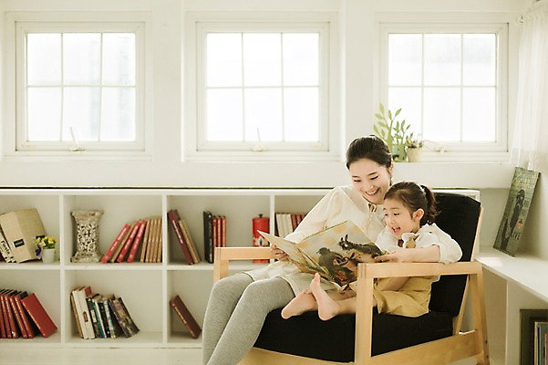 포토 JPG 스튜디오촬영 전신 여자 어린이 가족 모녀 실내 미소 앉기 상반신 성인 두명 앞모습 30대 희망 다정 임산부 한국인 서재 즐거움 동화책 설레임 소통 여자만 국내포토 딸 감정 뷰포인트 컨셉 관계 모션 엄마 표정 사람 동양인 내부 책 장년 임신 파일형식