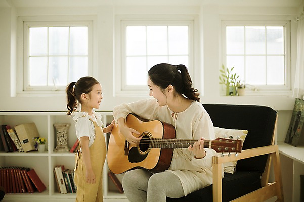 포토 JPG 스튜디오촬영 여자 어린이 연주 가족 모녀 실내 서기 들기 성인 두명 옆모습 30대 희망 다정 임산부 한국인 기타 서재 즐거움 설레임 소통 여자만 국내포토 딸 감정 음악 뷰포인트 컨셉 관계 모션 엄마 현악기 사람 동양인 내부 장년 임신 파일형식